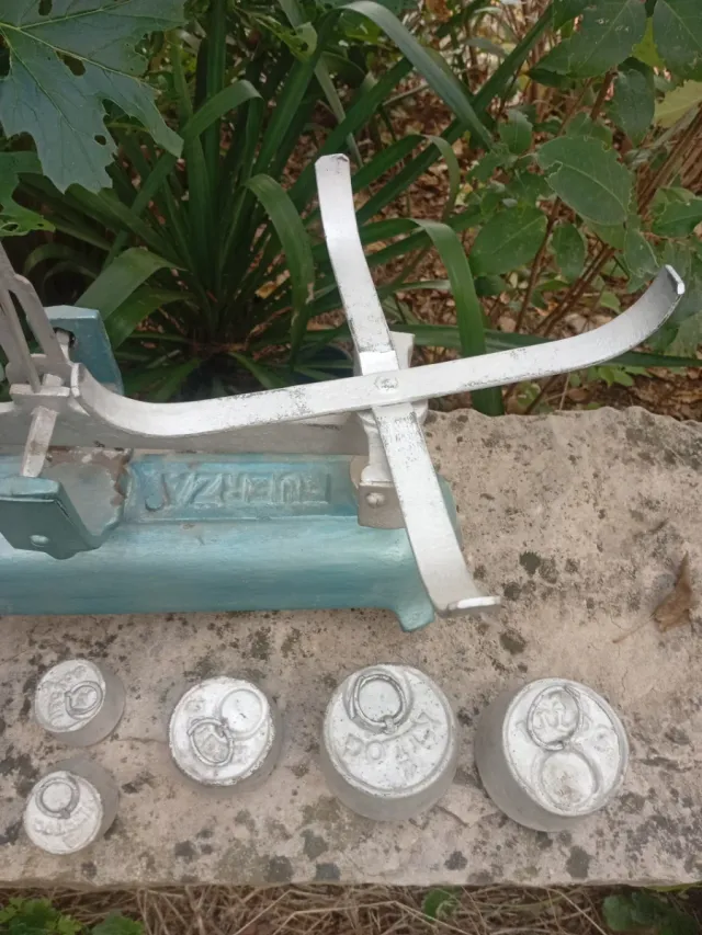 Balanza antigua con pesas