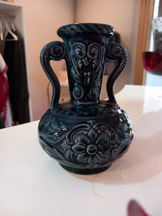 Jarrón de cerámica azul con relieve