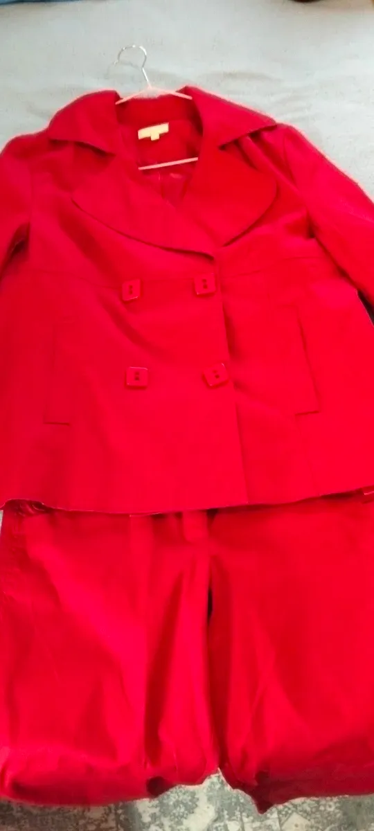 Conjunto de chaqueta y pantalón rojo