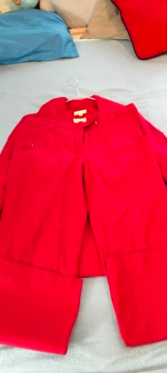 Conjunto de chaqueta y pantalón rojo