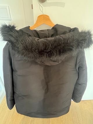 Plumífero Zara Negro con Capucha y Pelo