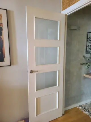 Puerta blanca con cristales