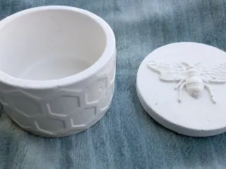 Caja terracota blanca abeja