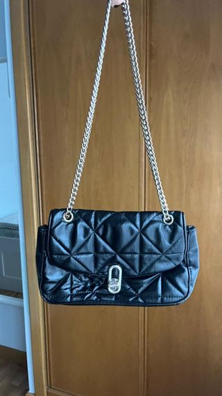 Bolso negro acolchado con cadena