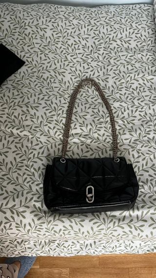 Bolso negro acolchado con cadena
