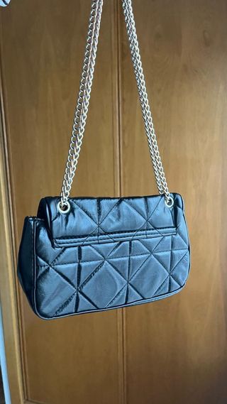 Bolso negro acolchado con cadena