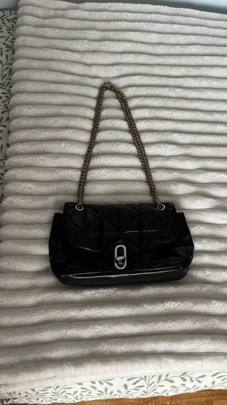 Bolso negro acolchado con cadena