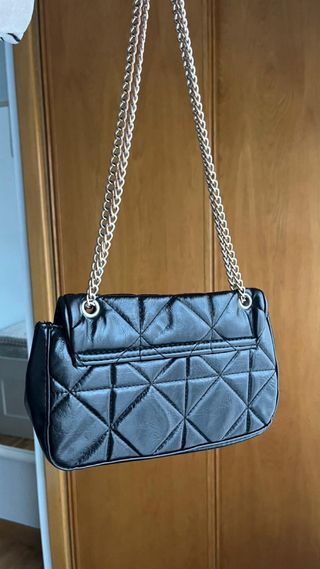 Bolso negro acolchado con cadena
