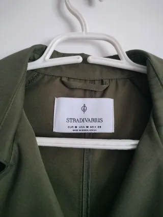 Gabardina Stradivarius verde militar Talla M