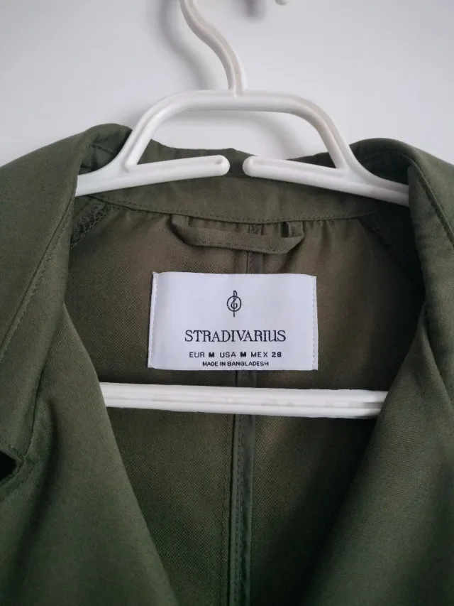 Gabardina Stradivarius verde militar Talla M