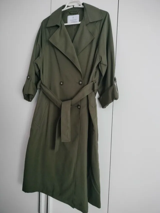 Gabardina Stradivarius verde militar Talla M