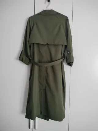 Gabardina Stradivarius verde militar Talla M