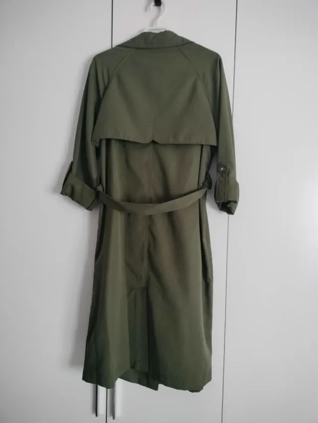 Gabardina Stradivarius verde militar Talla M