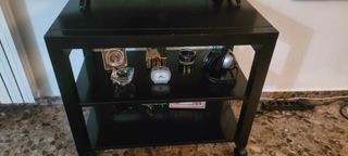 Mueble TV negro con ruedas
