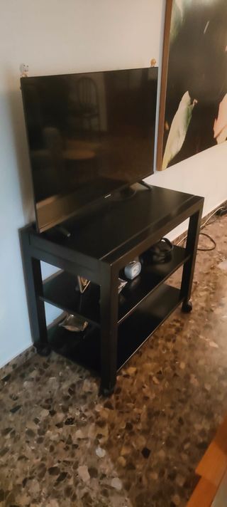Mueble TV negro con ruedas