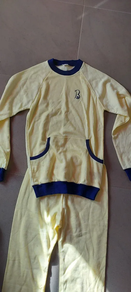 Pijama amarillo con logo 'B'