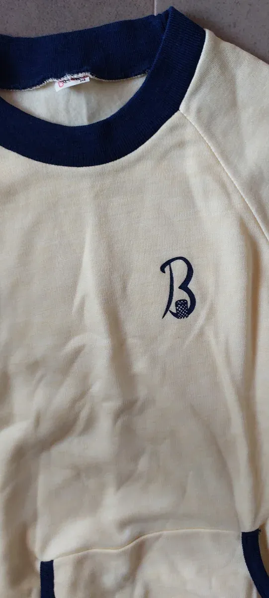 Pijama amarillo con logo 'B'