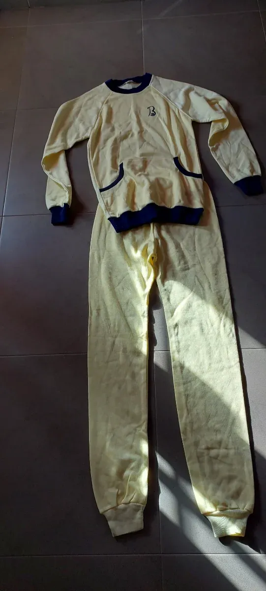 Pijama amarillo con logo 'B'