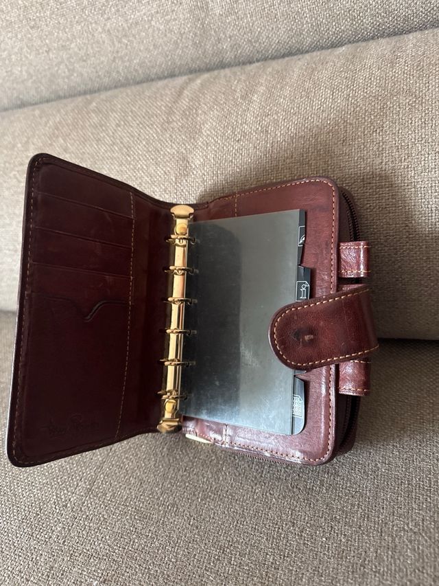 Cartera-agenda de piel marrón con cierre