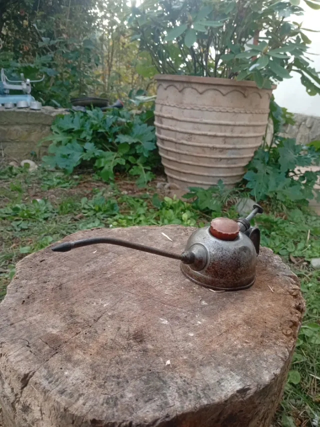 Aceitera antigua de metal