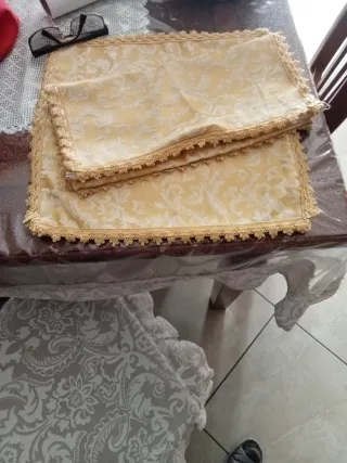 Copricuscini eleganti dorati misura 35 per35.