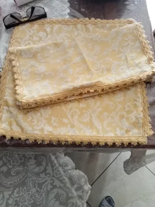 Copricuscini eleganti dorati misura 35 per35.