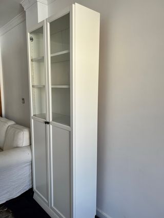 Estantería vitrina Billy con puertas blancas