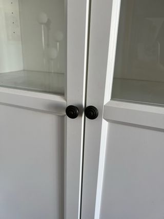 Estantería vitrina Billy con puertas blancas