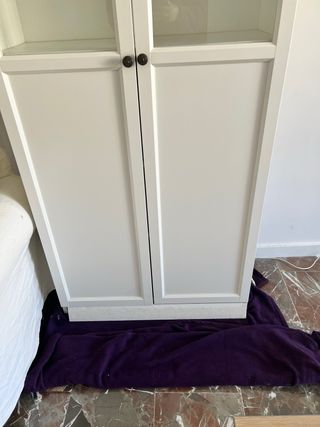 Estantería vitrina Billy con puertas blancas