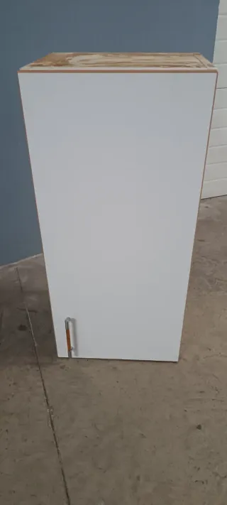 Armario de cocina blanco y madera