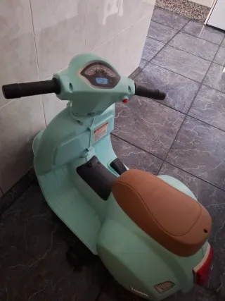 Vespa para niño color verde.
