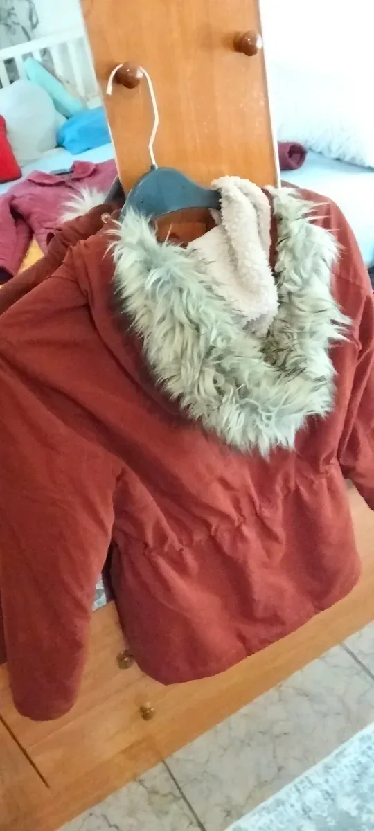 Chaqueta de pelo beige y roja