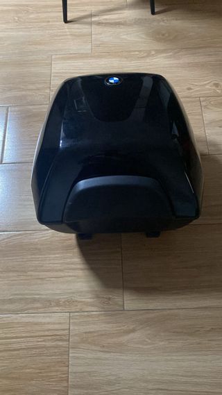 Baúl moto BMW negro está nuevo