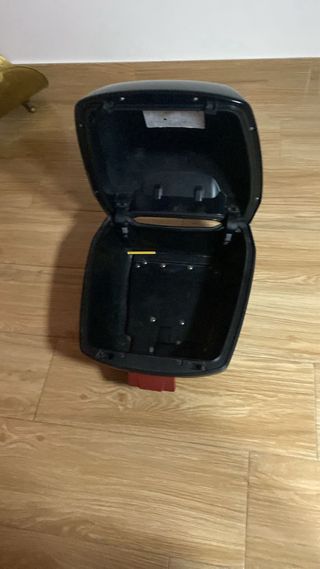 Baúl moto BMW negro está nuevo