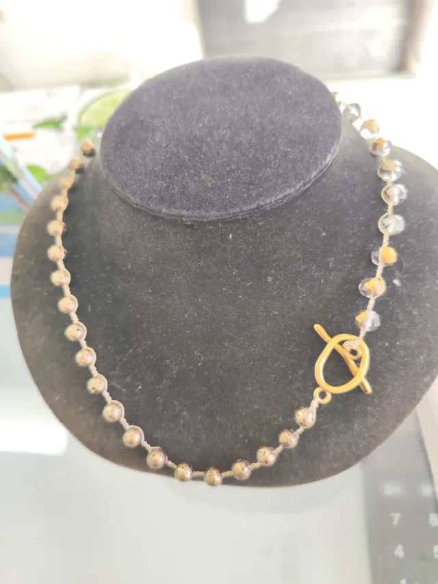 Collar de cristal con cierre dorado