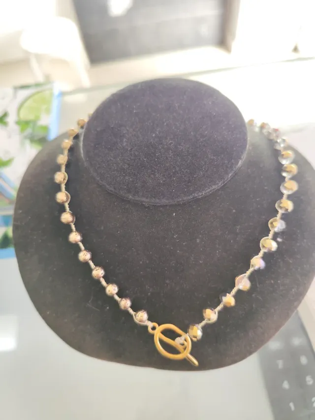 Collar de cristal con cierre dorado