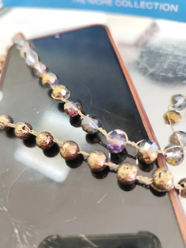 Collar de cristal con cierre dorado