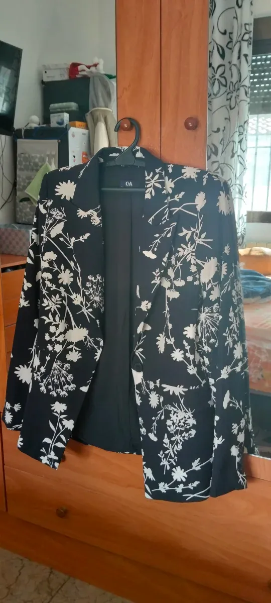 Chaqueta C&A floral negra y blanca