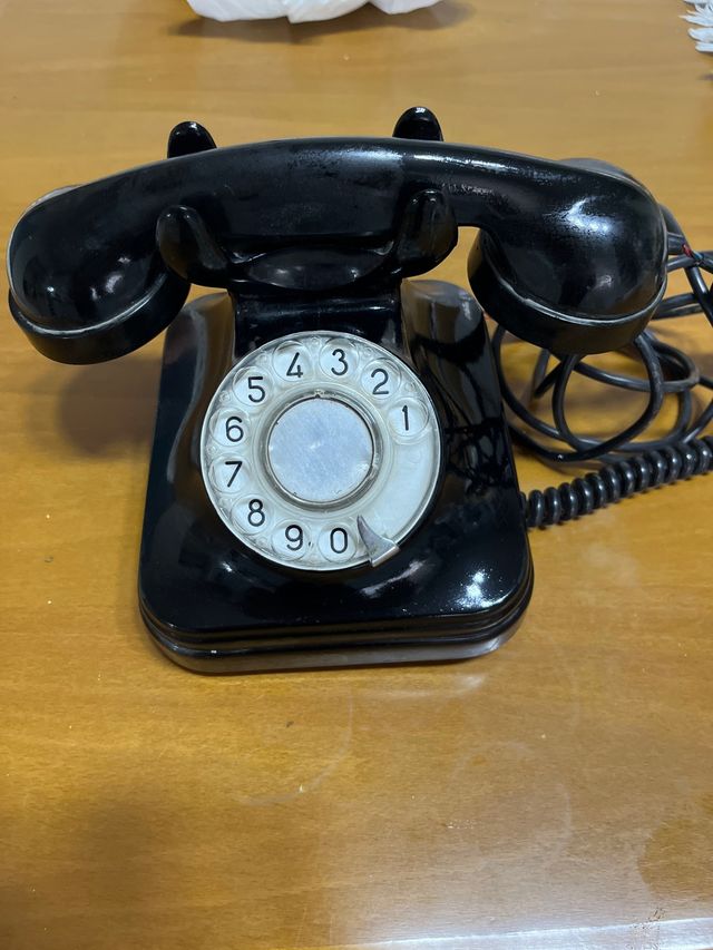 Teléfono antiguo negro