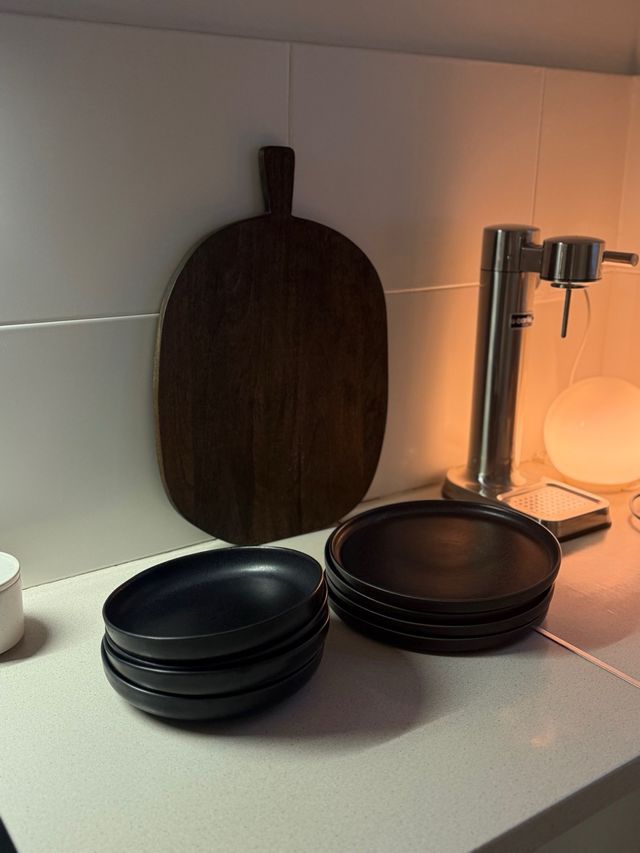 8 Platos de cerámica negros