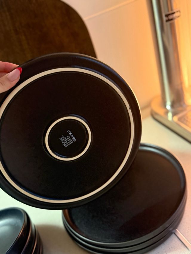 8 Platos de cerámica negros