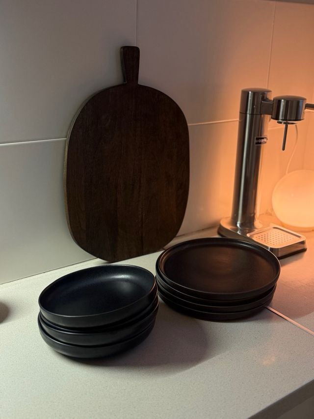 8 Platos de cerámica negros