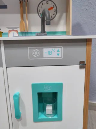 Cocinita de madera con accesorios