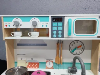 Cocinita de madera con accesorios