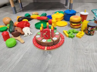 Cocinita de madera con accesorios