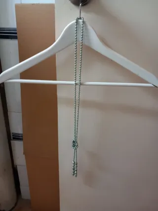 Elegante collar de perlas verdes y plateadas