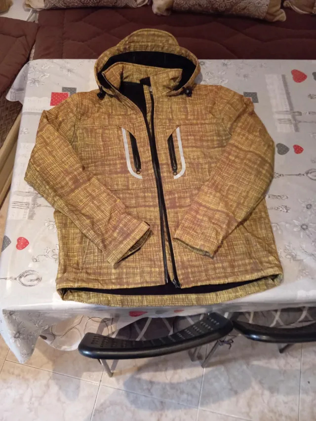 Chaqueta con capucha y cremallera