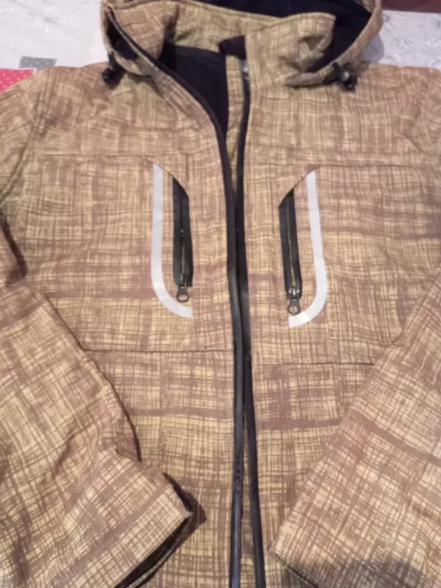 Chaqueta con capucha y cremallera