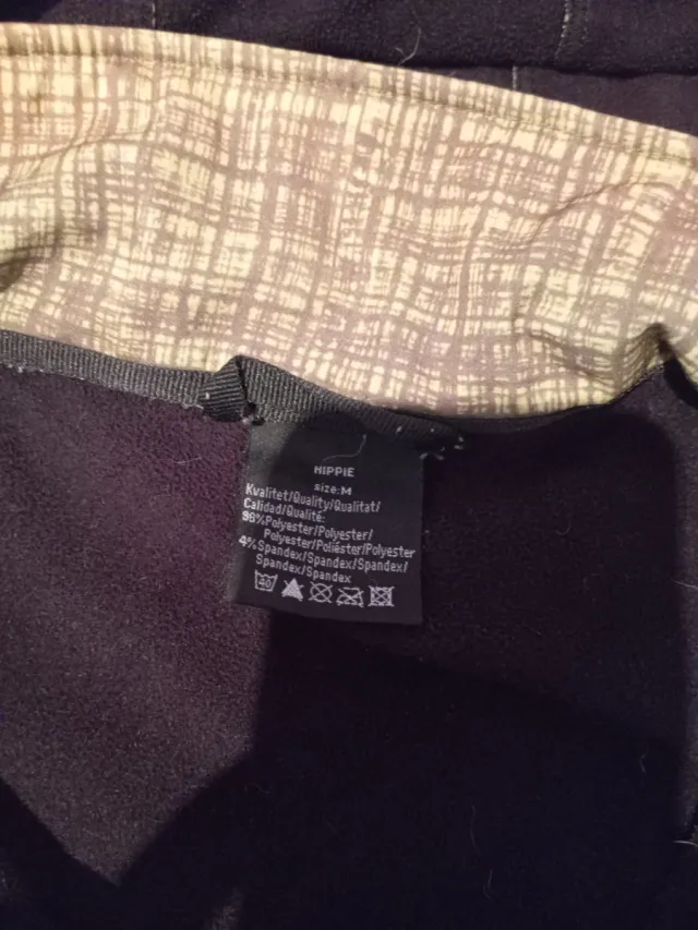 Chaqueta con capucha y cremallera