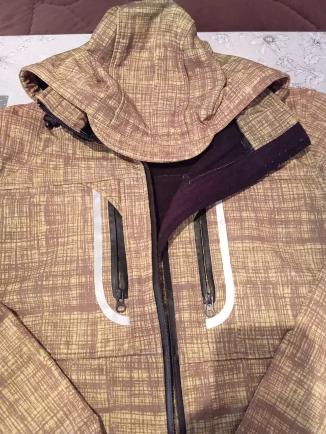 Chaqueta con capucha y cremallera